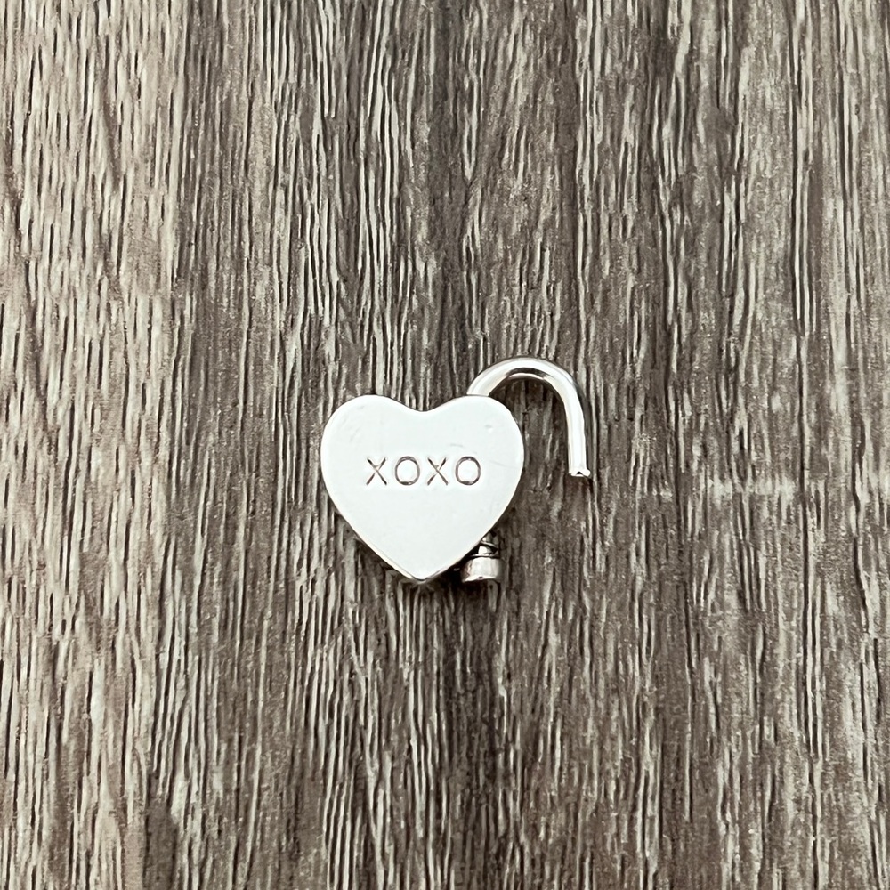 XOXO lock charm‎